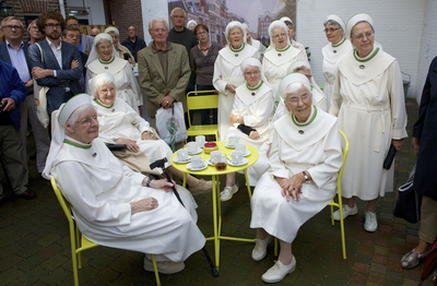 878105 Groepsportret van Zusters Augustinessen van St. Monica op de buitenplaats van het Nederlands Volksbuurtmuseum ...